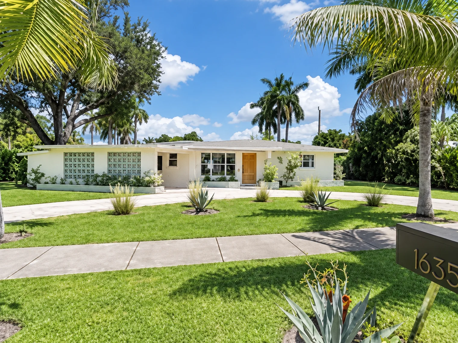 Exterior of 1635 Grove Ave, Fort Myers, Florida